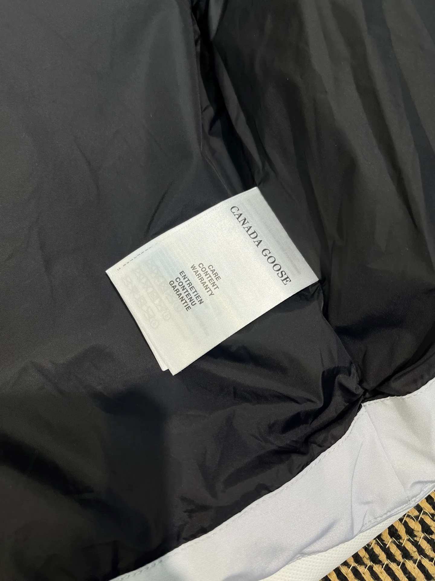 P660 Canadian Grandview black label women's short vest.  Constructed from Arctic Tech recycled fabric®, it features a cinchable hem for sleek styling and storage. Color: Polaris white, black, beige, soft light pink.  Size: s-xl